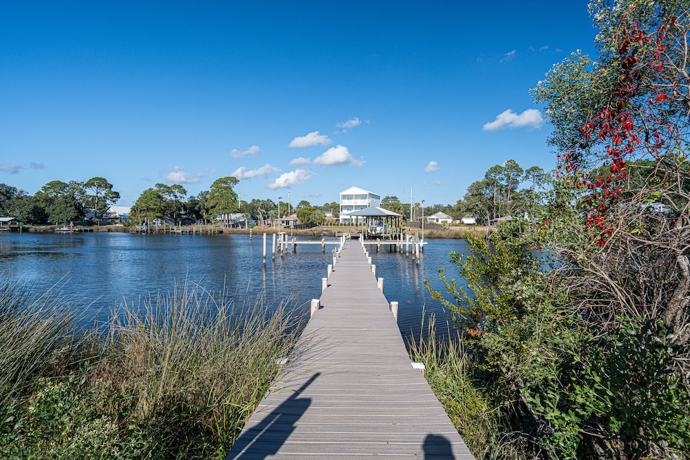Condo Sleeps 5 w Resort Style Amenities — 4-Star Luxury Hotel in Panama City Beach, United States