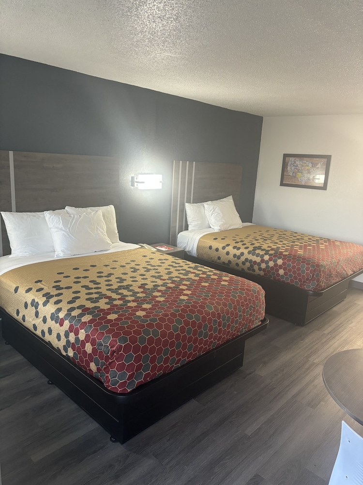 Econo Lodge Calhoun South - carbon neutral hotel in Calhoun