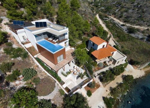 Villa Infinite 5 Bedroom villa Ultra modern Stunning sea views Seafront Location — 4-Star Luxury Hotel in Sutivan, Croatia