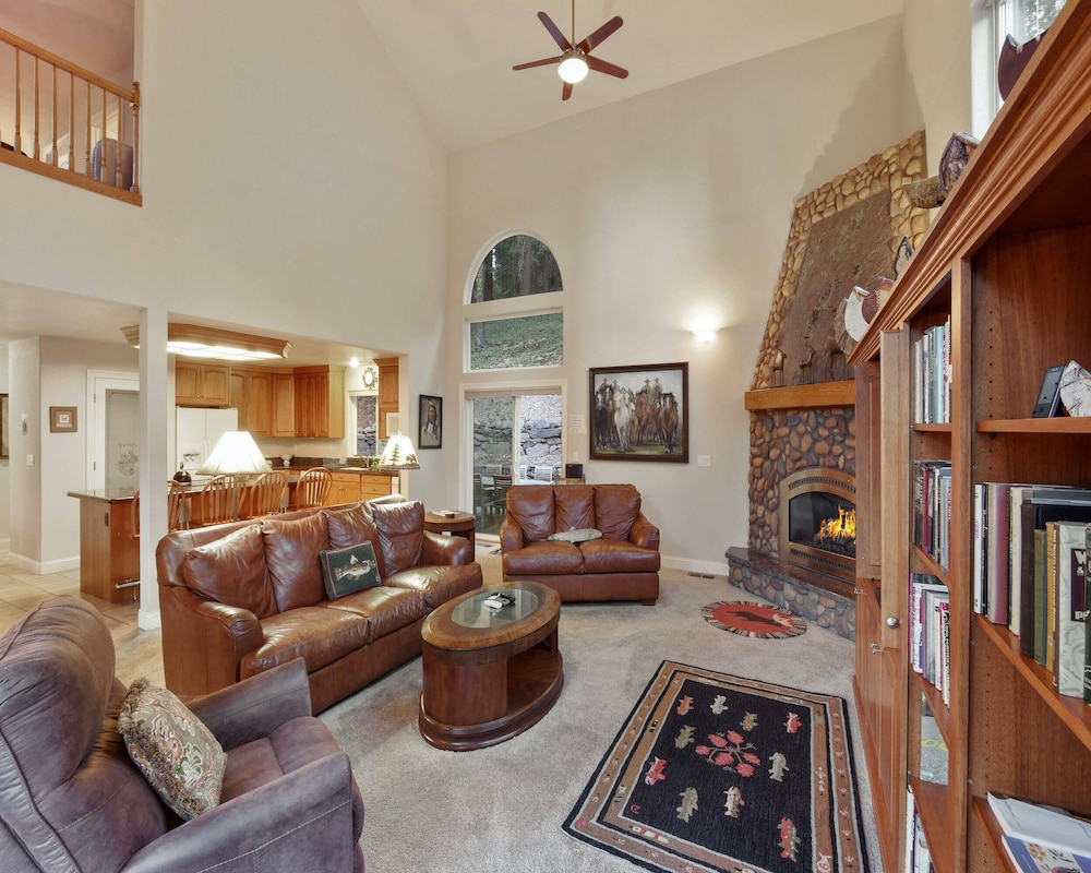 Mountainside Escape - carbon neutral hotel in Truckee
