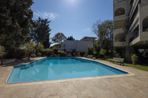 Seaside Apartment with 3 bdrm and Shared Pool — 4-Star Luxury Hotel in Athens, Greece