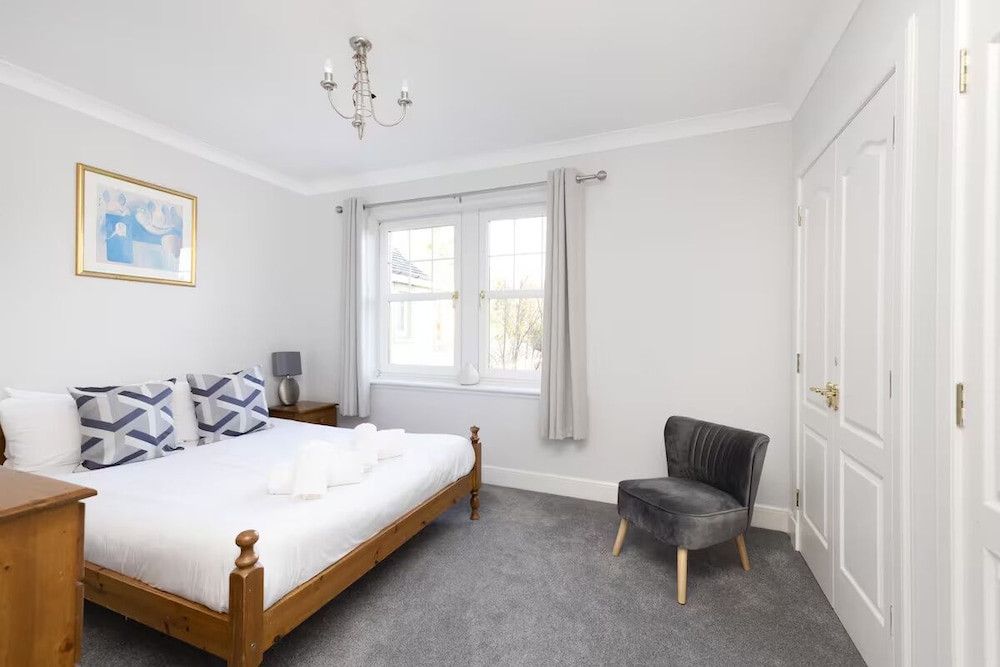 JOIVY Modern Flat with Free Parking — 4-Star Luxury Hotel in Edinburgh, United Kingdom