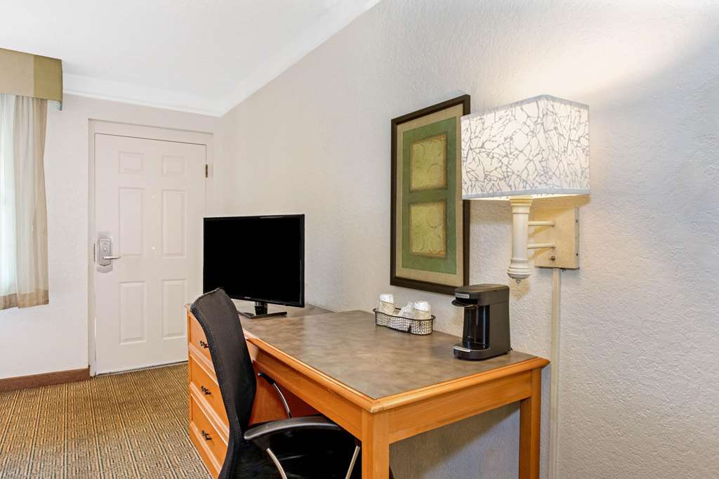 La Quinta Inn by Wyndham Orlando Airport West - photo 7