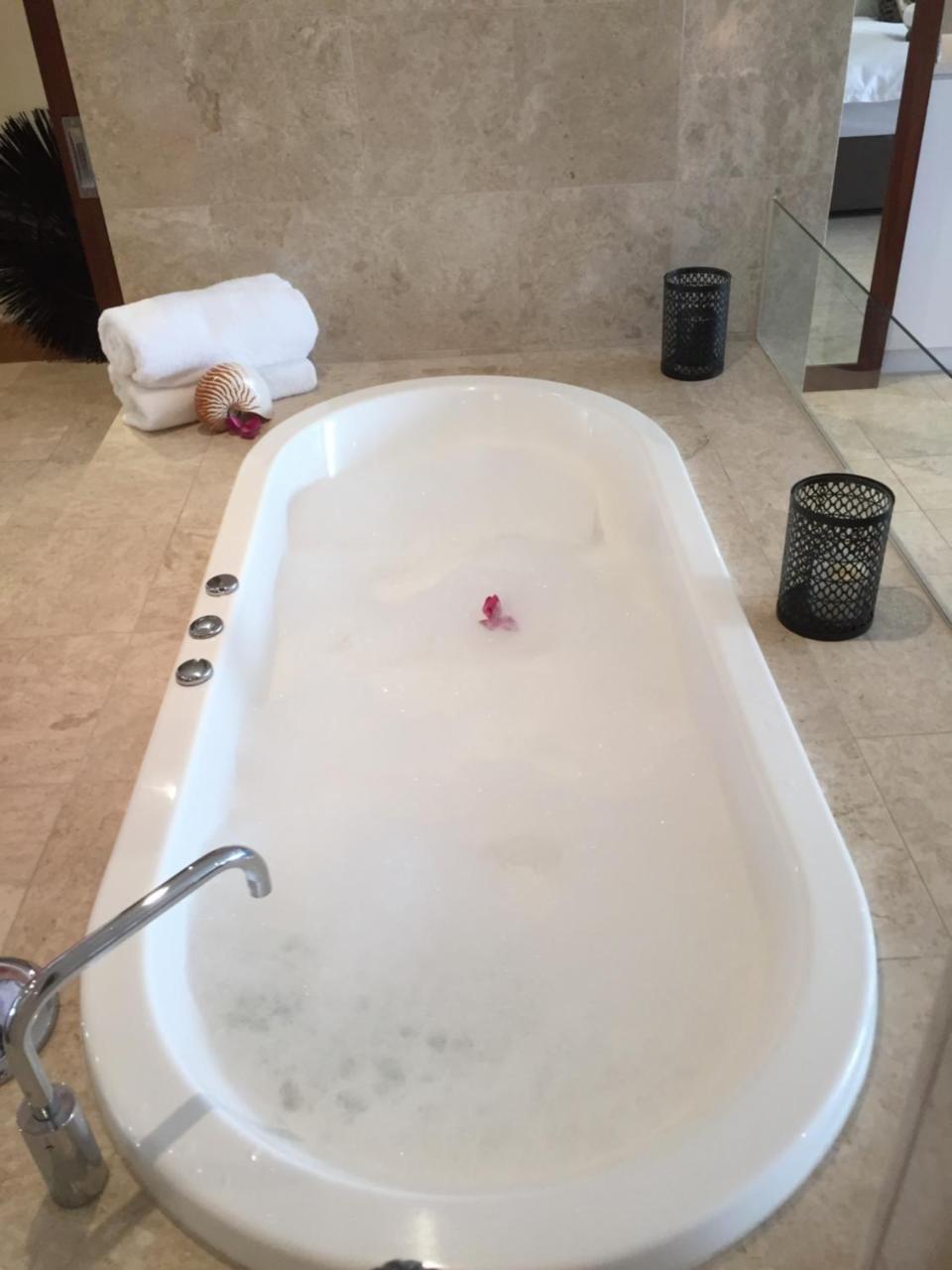 Luxury Romance 5 To Beach — Casuarina — photo 2
