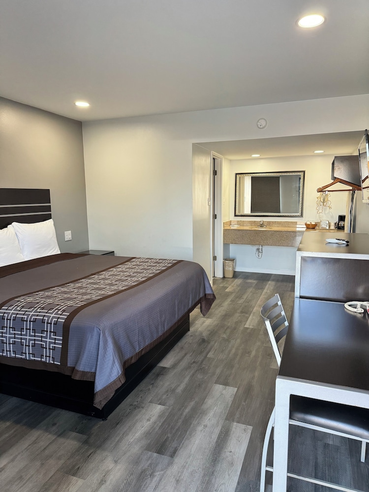 Continental Inn & Suites Nacogdoches TX SFA University Downtown - photo 36