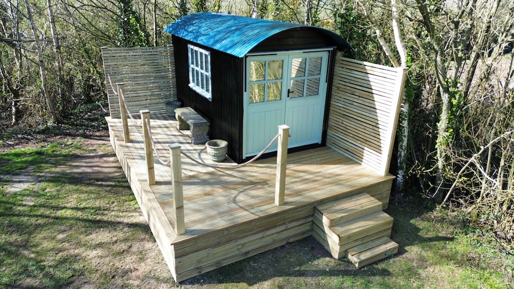 Tadnoll Escape Shepards Hut Sleeps 2 Bbq Lake in Dorchester, United Kingdom