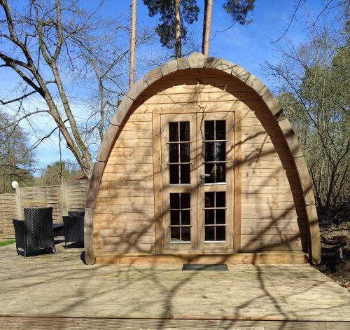 Minihotel Hobbit Town am See an der Mecklenburger Seenplatte Schlaffass - carbon neutral hotel in Unknown City