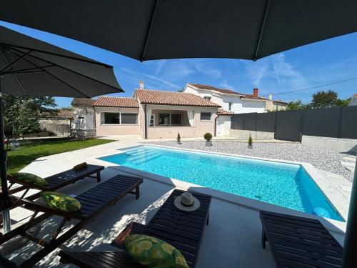 Holiday house Diva with a pool — 4-Star Luxury Hotel in Svetvincenat, Croatia