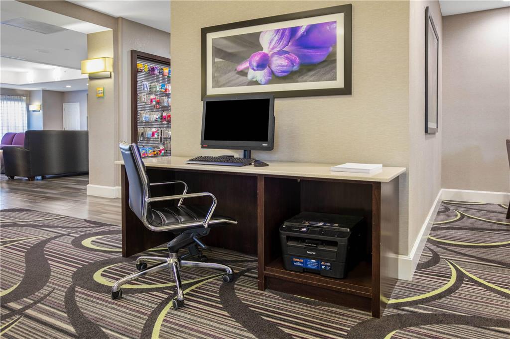 La Quinta Inn & Suites by Wyndham DFW Airport South Irving - photo 35