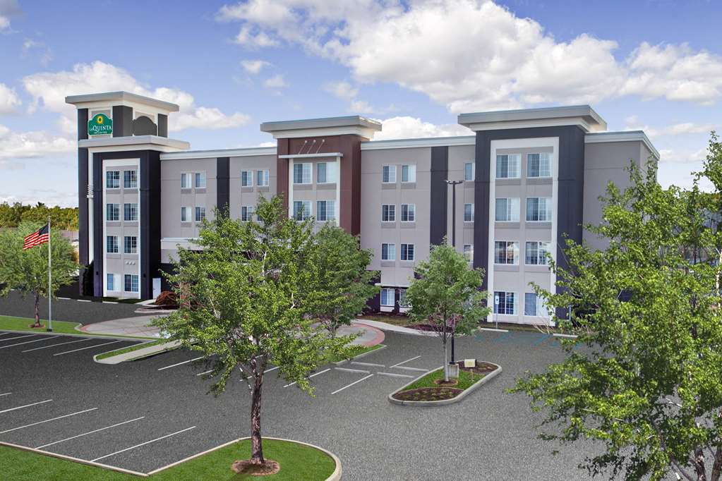 La Quinta Inn & Suites by Wyndham Columbus Edinburgh - photo 4