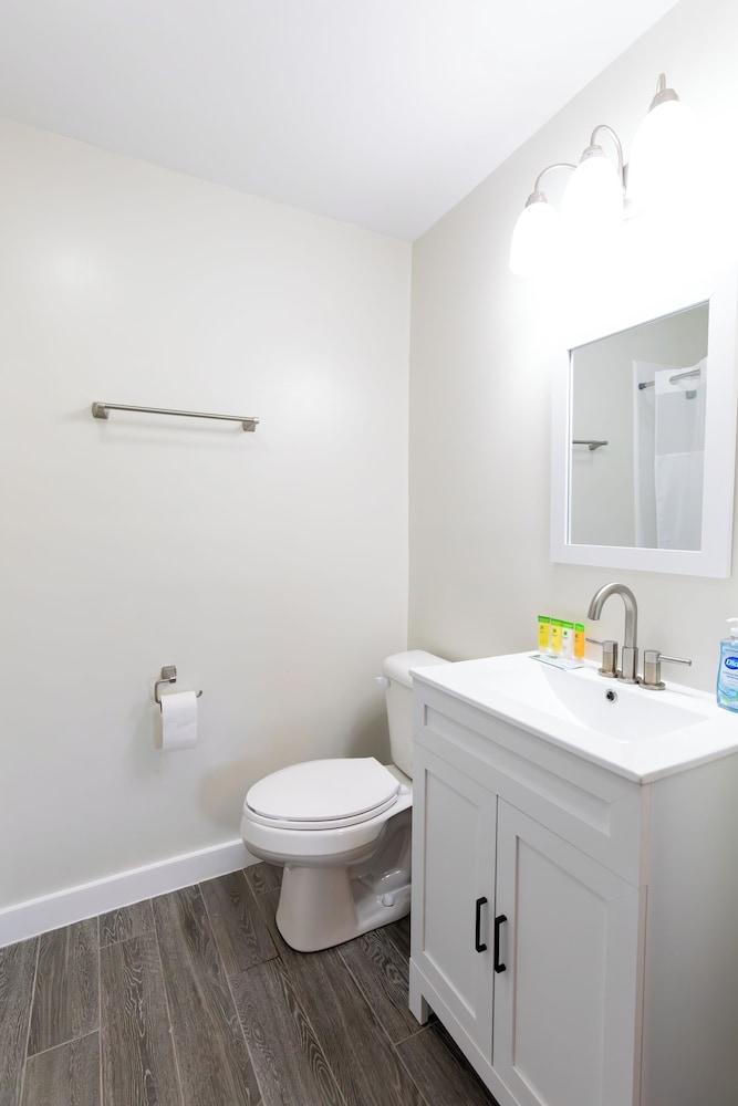 Anchor Bay Inn and Suites - photo 48