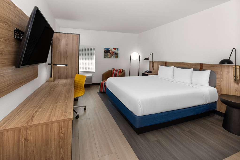 La Quinta Inn & Suites by Wyndham El Paso East Loop 375 - photo 32
