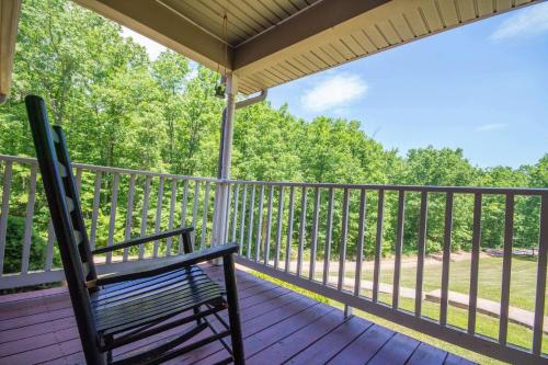 Old Wagon Shenandoah Woods Starlink Wi Fi & Hot Tub — hotel in Luray