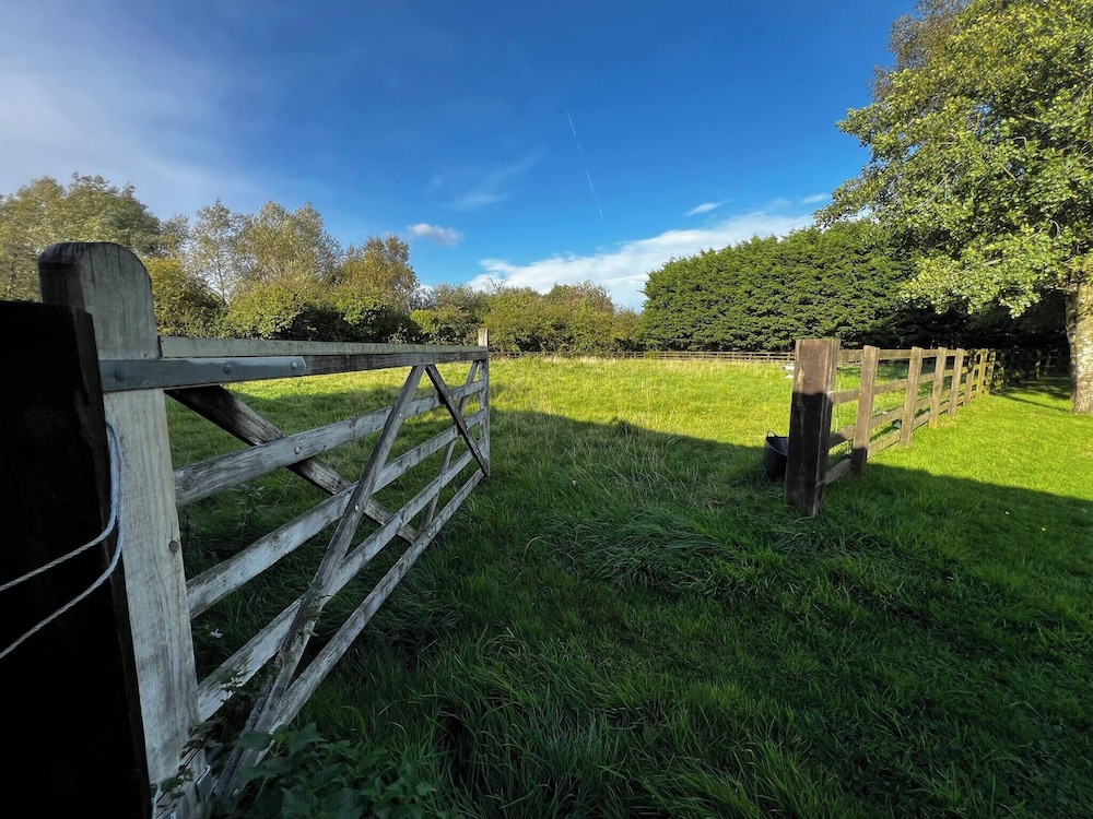 Charming Retreat With Sauna Dog Swimming Pool and Rural Charm — hotel in Leyland