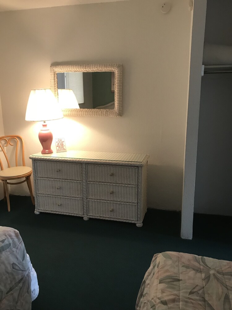 Gold Crest Motel - photo 10