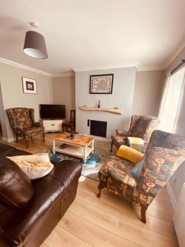 Cosy 3 bedroom townhouse with wood pellet stove — 4-Star Luxury Hotel in Foxford, Republic of Ireland