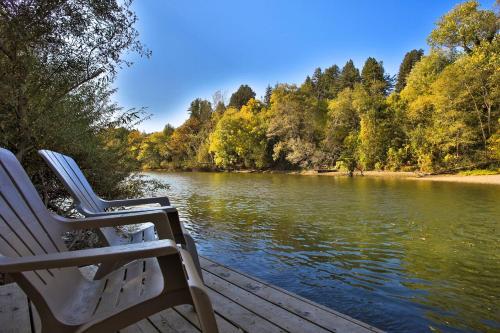 Lily Pad Hot Tub Private Dock BBQ Game Room Walk to Town Fast WiFi Dog Friendly — hotel in Guerneville