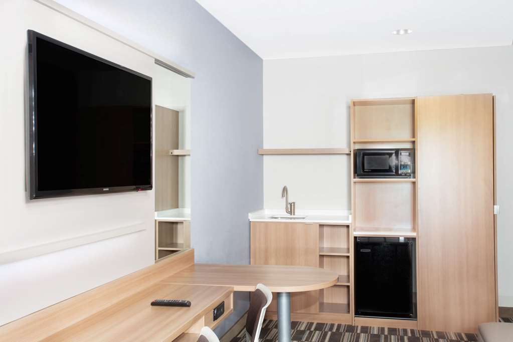 Microtel by Wyndham Vernal Naples - photo 9