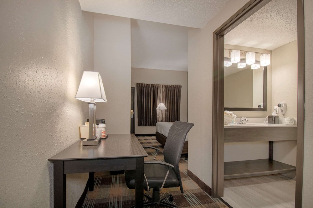 Quality Inn Roseville Detroit North - photo 6
