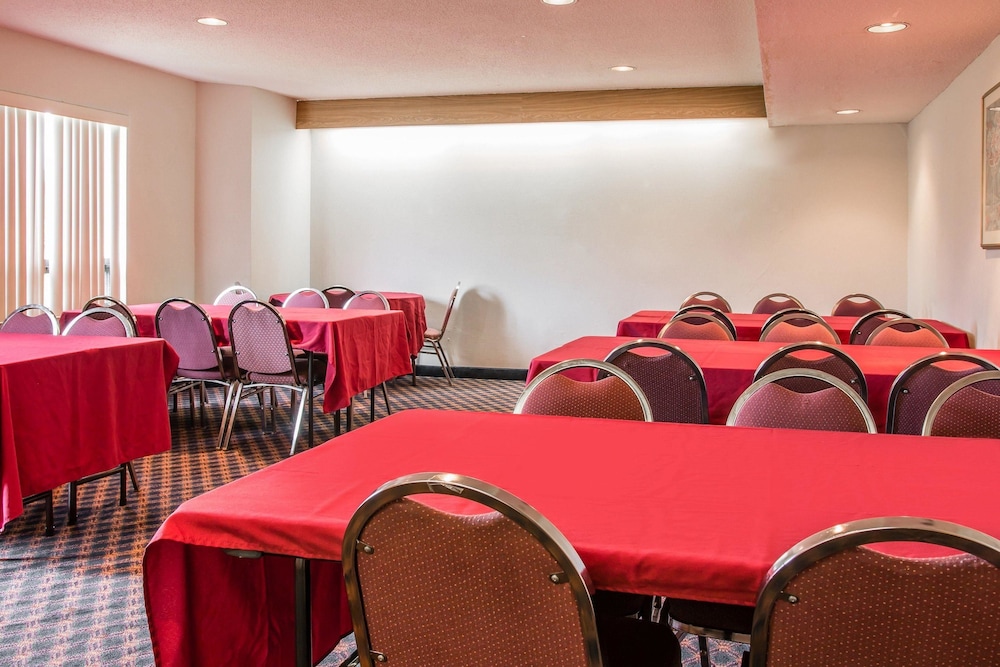 Days Inn by Wyndham Flint Bishop International Airport - photo 34