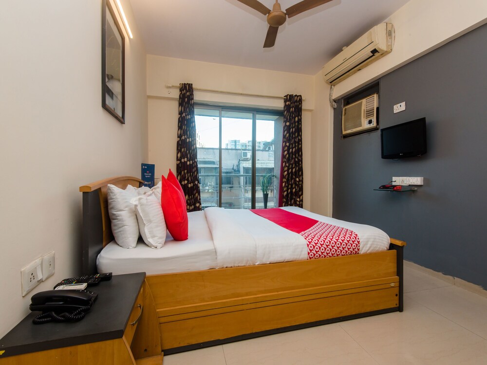 OYO 12082 Om Apartment