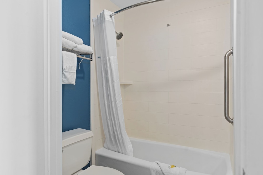 Baymont by Wyndham Orlando East - photo 18