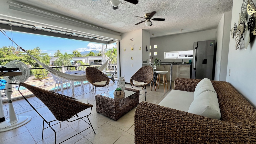 Hermoso Apartasol cerca a Plaza Principal Aire Acondicionado Vista a la Piscina — 4-Star Luxury Hotel in Santa Fe De Antioquia, Colombia