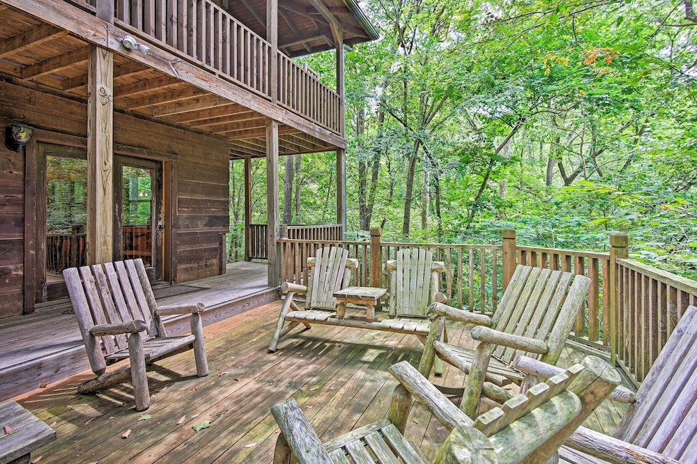 Spacious and Secluded Cabin 25 Mi to Bentonville — 4-Star Luxury Hotel in Noel, United States