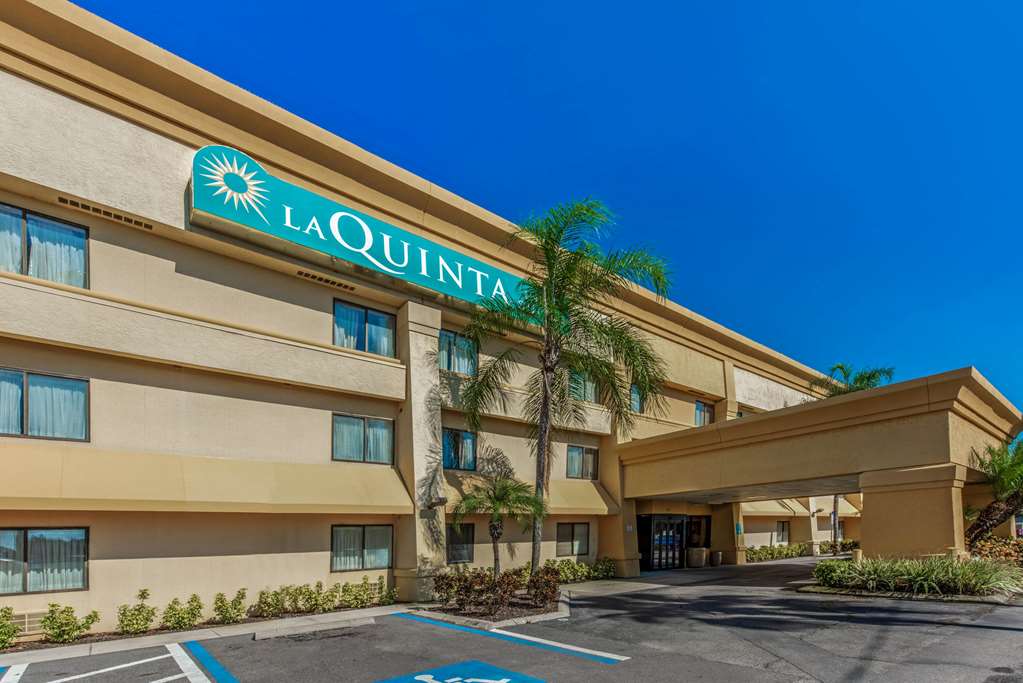 La Quinta Inn & Suites by Wyndham Tampa Brandon West - photo 3