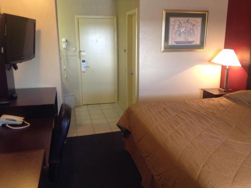 Colonial Inn Monahans - photo 6