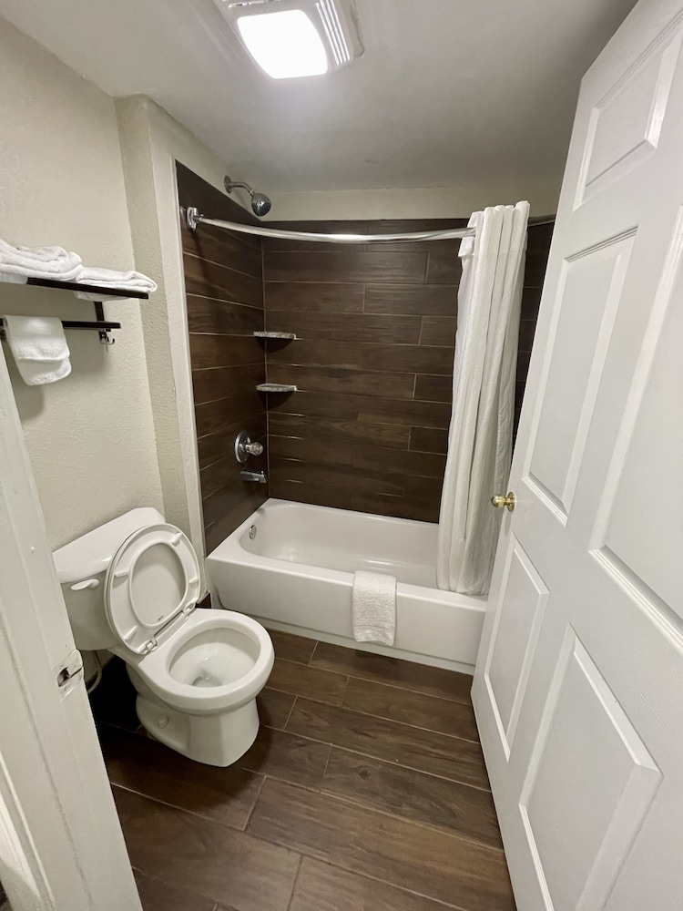 Key West Inn Roanoke - photo 12