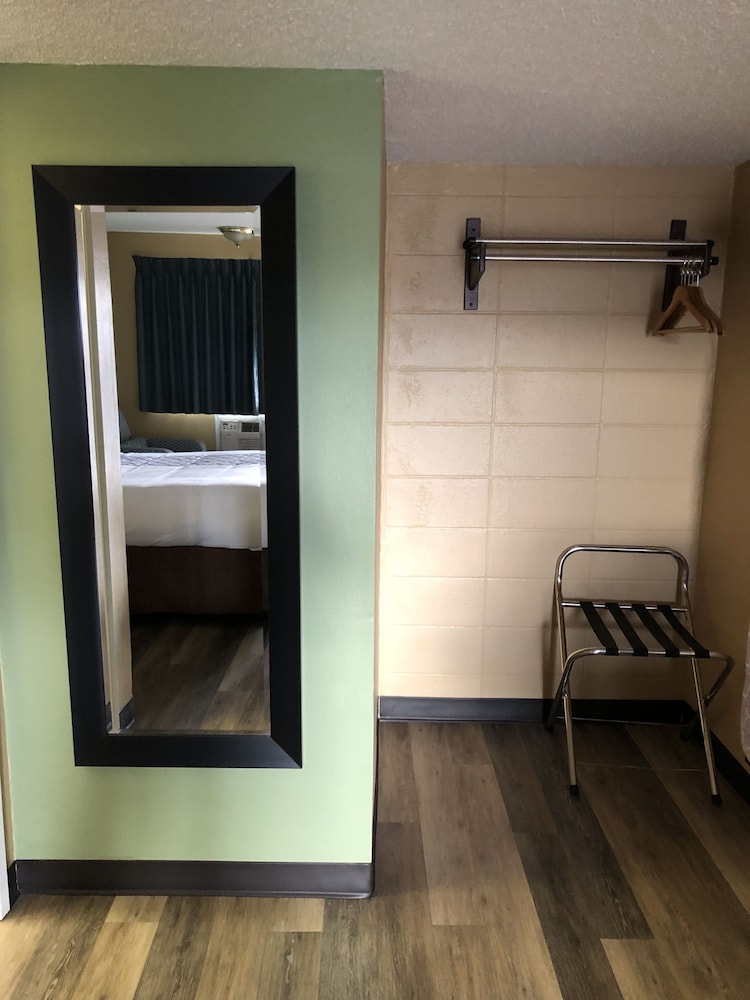 Knight's Inn Motel - photo 32