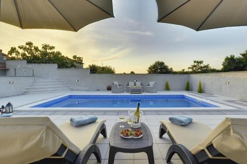 Villa Paola — 4-Star Luxury Hotel in None, Croatia