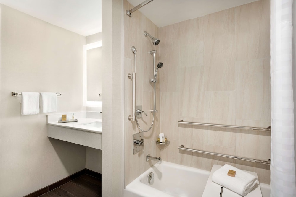 Doubletree by Hilton McLean Tysons - photo 34