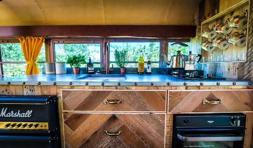 American School Bus Glamping with Hot Tub in Woolacombe — Barnstaple — photo 4