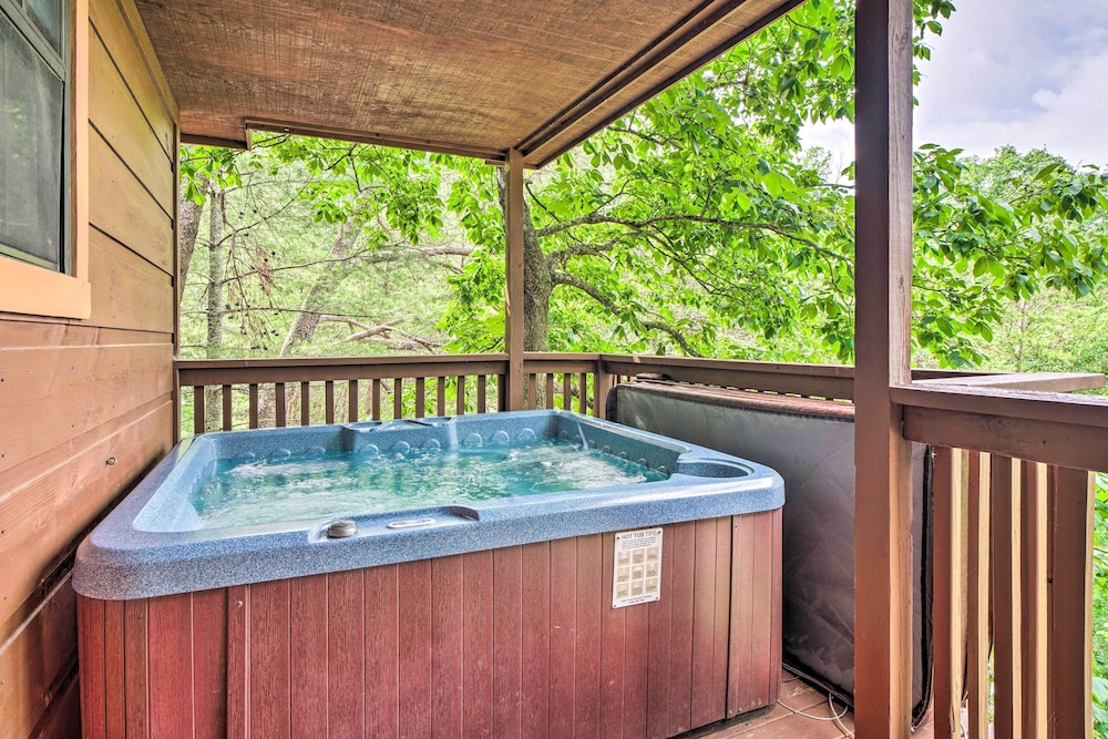 Central Sevierville Cabin with Hot Tub And Views — 4-Star Luxury Hotel in Sevierville, United States