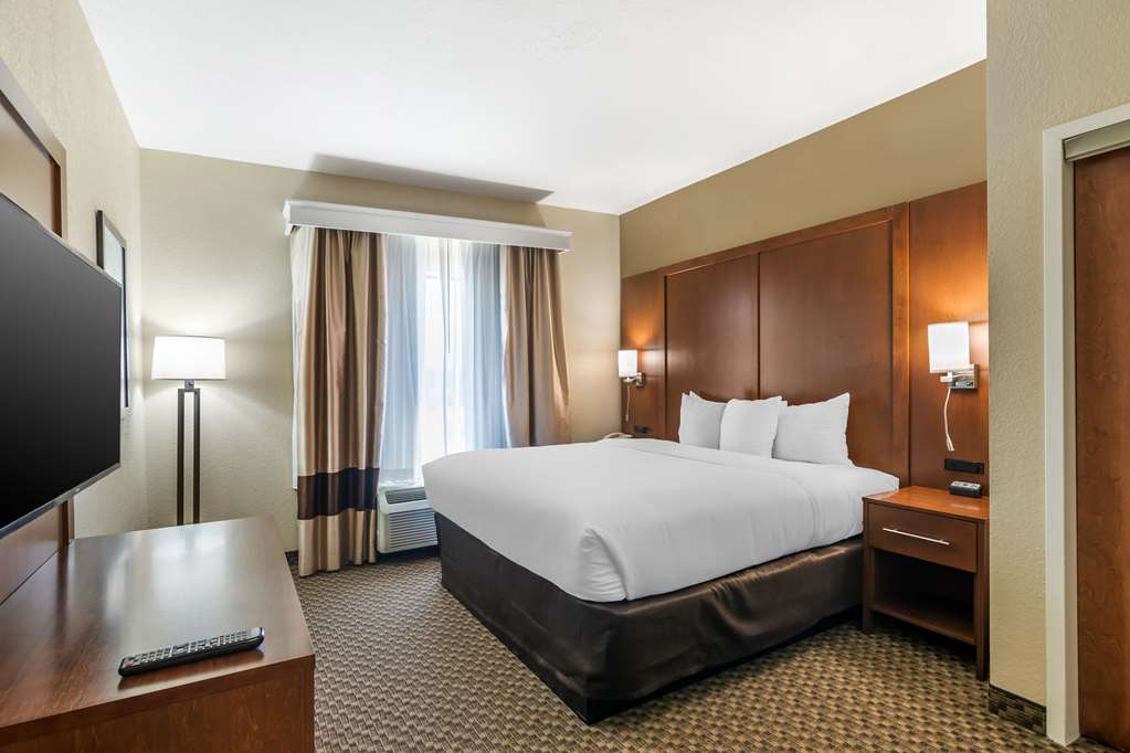Comfort Suites Jefferson City - photo 55