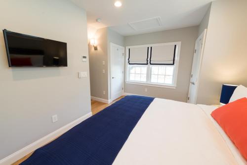 The East Island Reserve Hotel - photo 51
