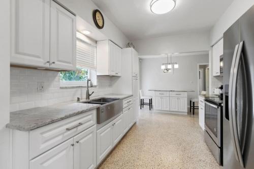 2 Bedroom Cozy House Near Barry University — 4-Star Luxury Hotel in Miami, United States