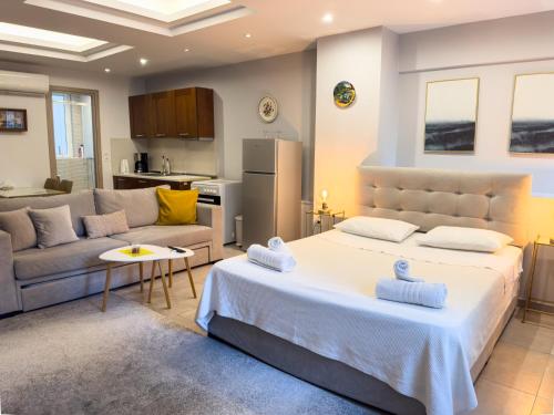 Contemporary & Spacious Renovated Apartment DT Syntagma Touristic Area — 4-Star Luxury Hotel in Athens, Greece