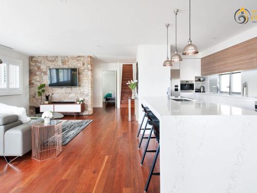 Luxury In Corlette 4 Drungall Ave — Corlette