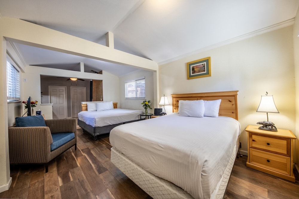 Emerald Bay Lodge - photo 6