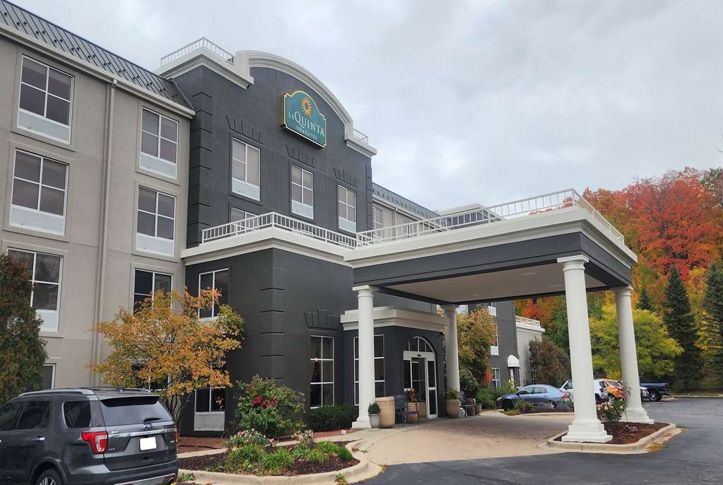 La Quinta Inn & Suites by Wyndham Milwaukee SW New Berlin - photo 2