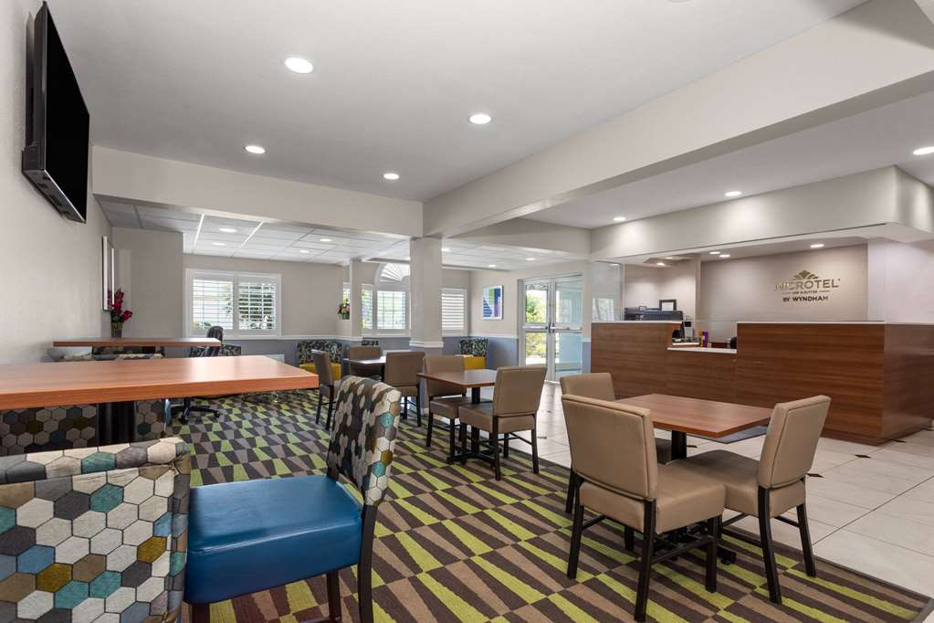 Microtel Inn & Suites by Wyndham Panama City - photo 12