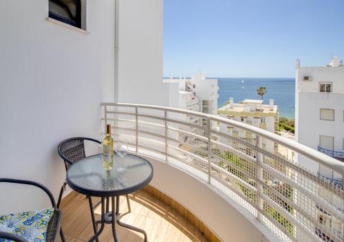 Modern 1 BD Ocean View AC Wi Fi Beach 100m — 4-Star Luxury Hotel in Armacao De Pera, Portugal