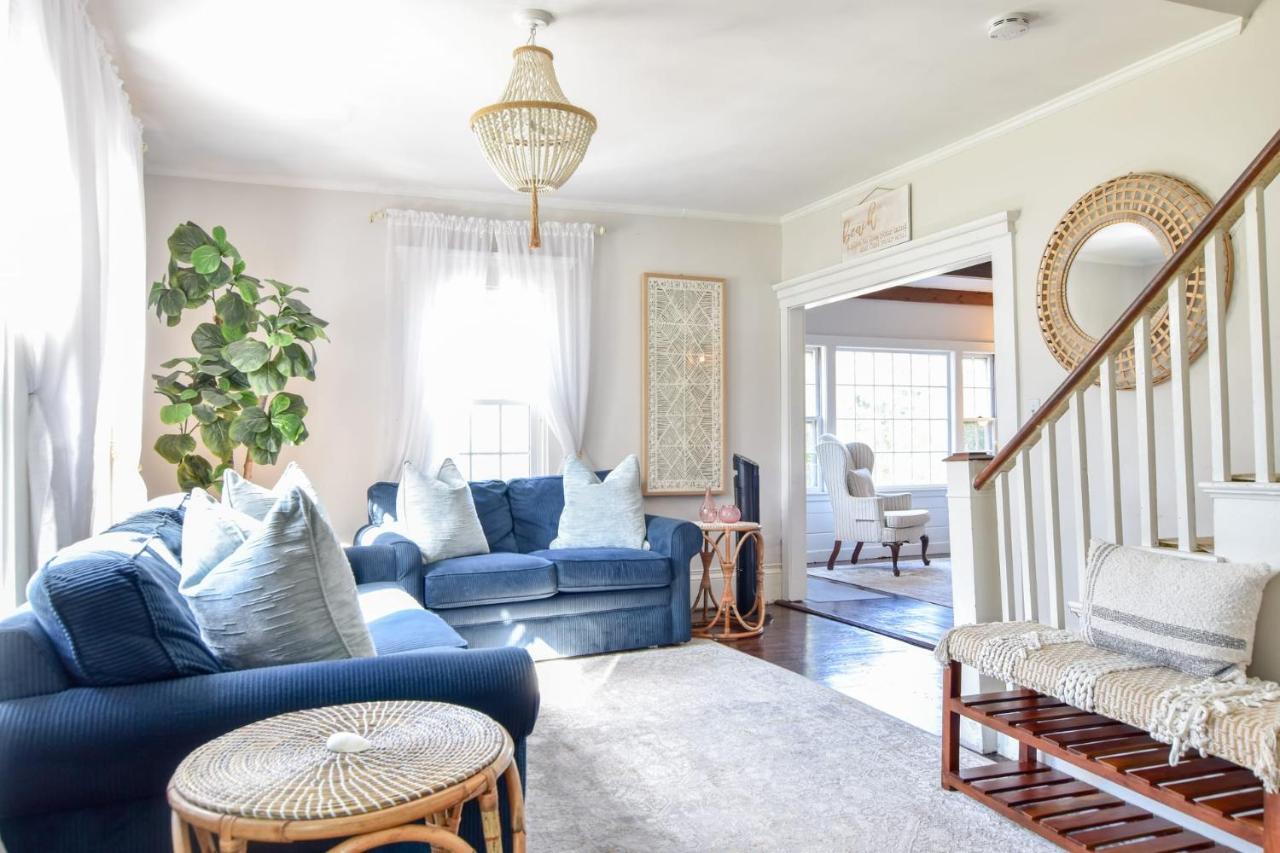 Antique Dennis getaway with firepit & EV charger Dog friendly — hotel in Dennis