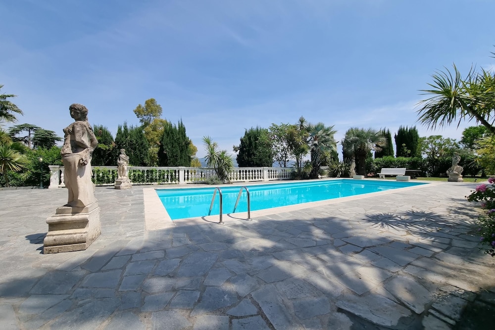 Paradiso Al Mare shared pool Happy Rentals — 4-Star Luxury Hotel in Diano Marina, Italy