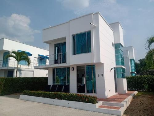 Alojamiento en Carmen de Apicalá — 4-Star Luxury Hotel in Carmen De Apicala, Colombia