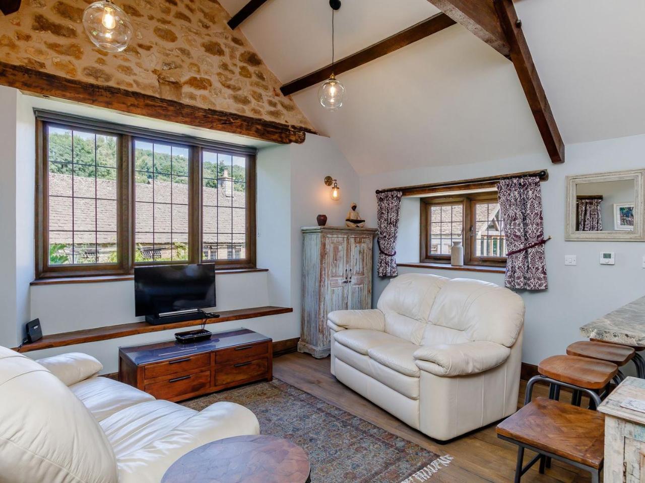 Stable Cottage — 5-Star Luxury Hotel in Dursley, United Kingdom