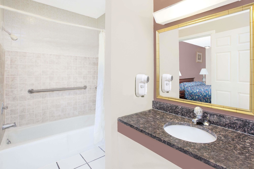 Knights Inn Grand Blanc - photo 18